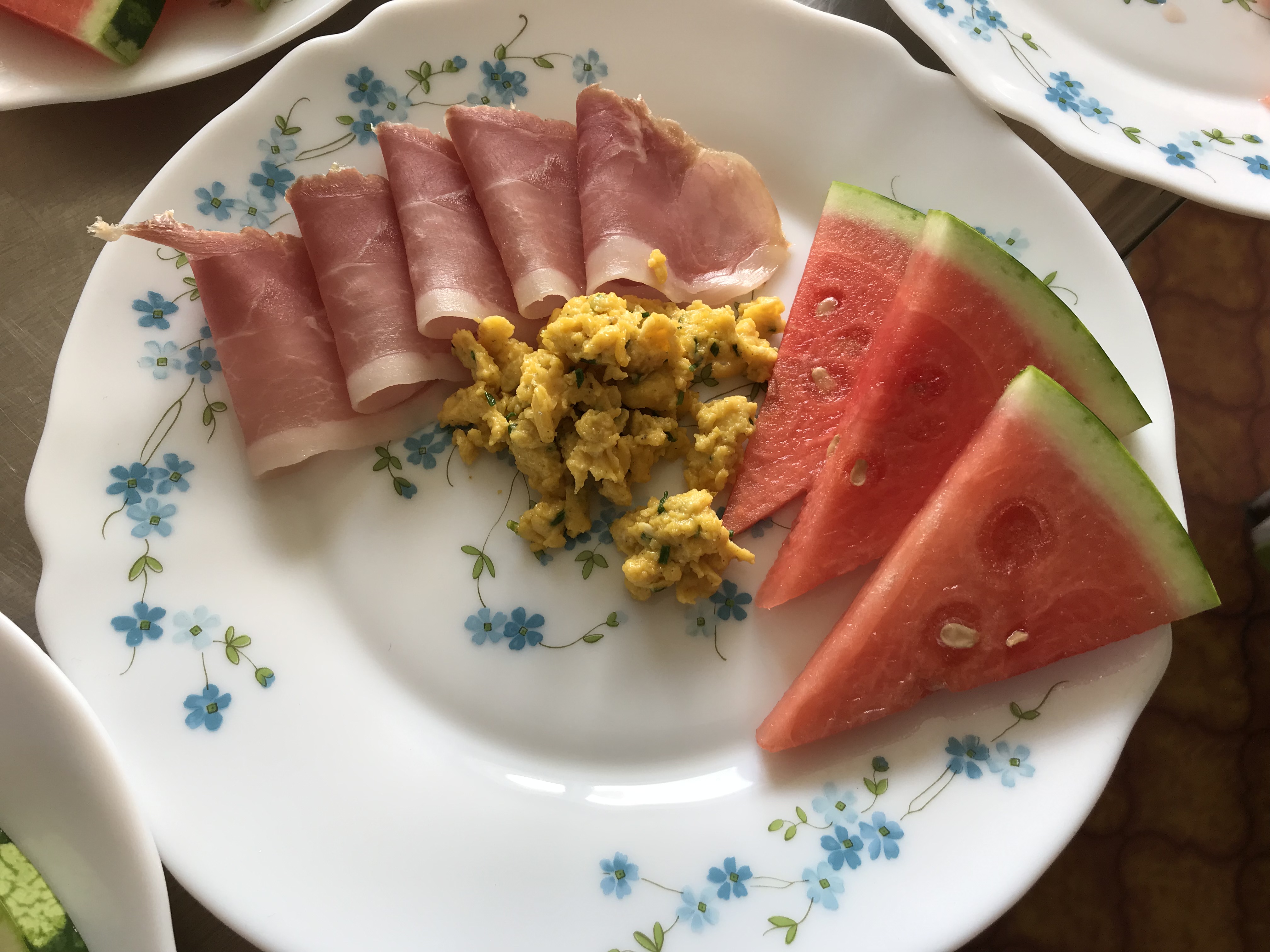 Spekeskinke, vannmelon og eggerøre fra egne egg