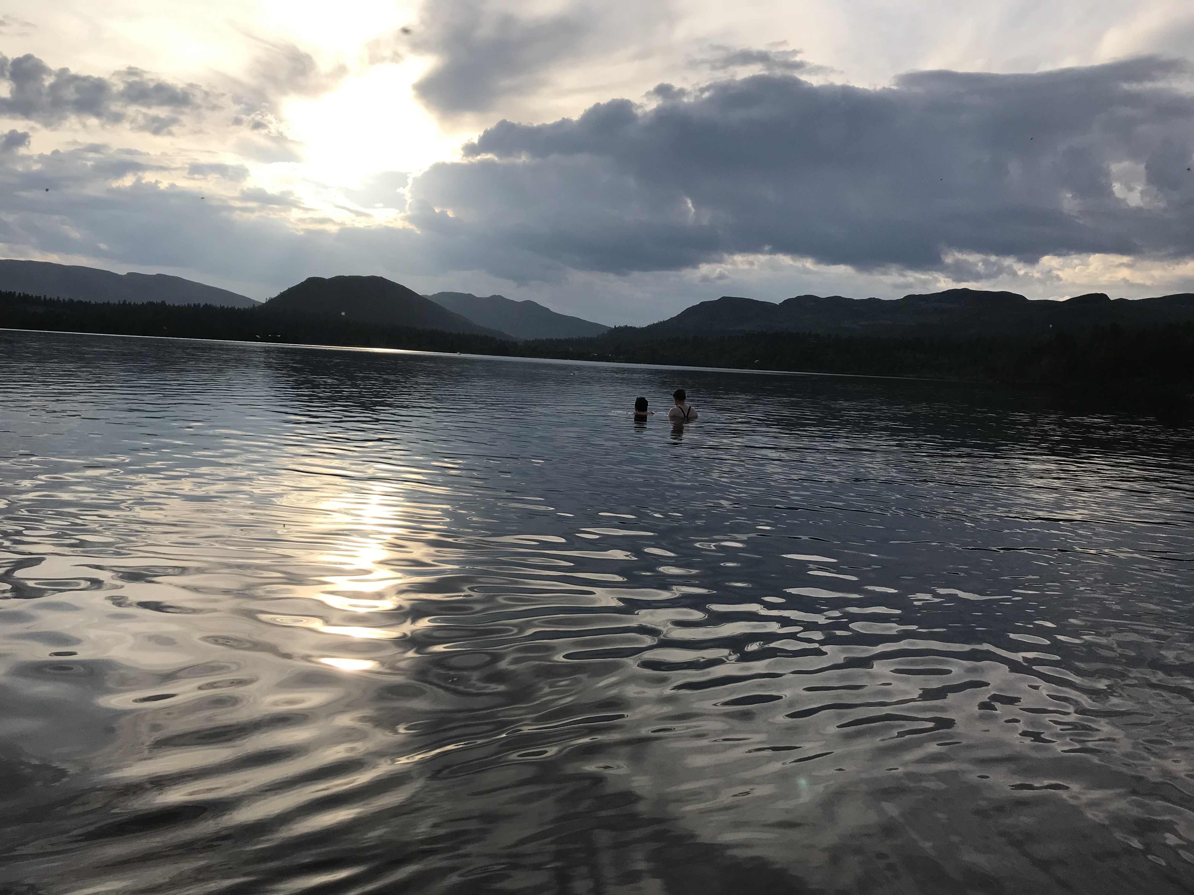 På bading i Fjellgutusjøen